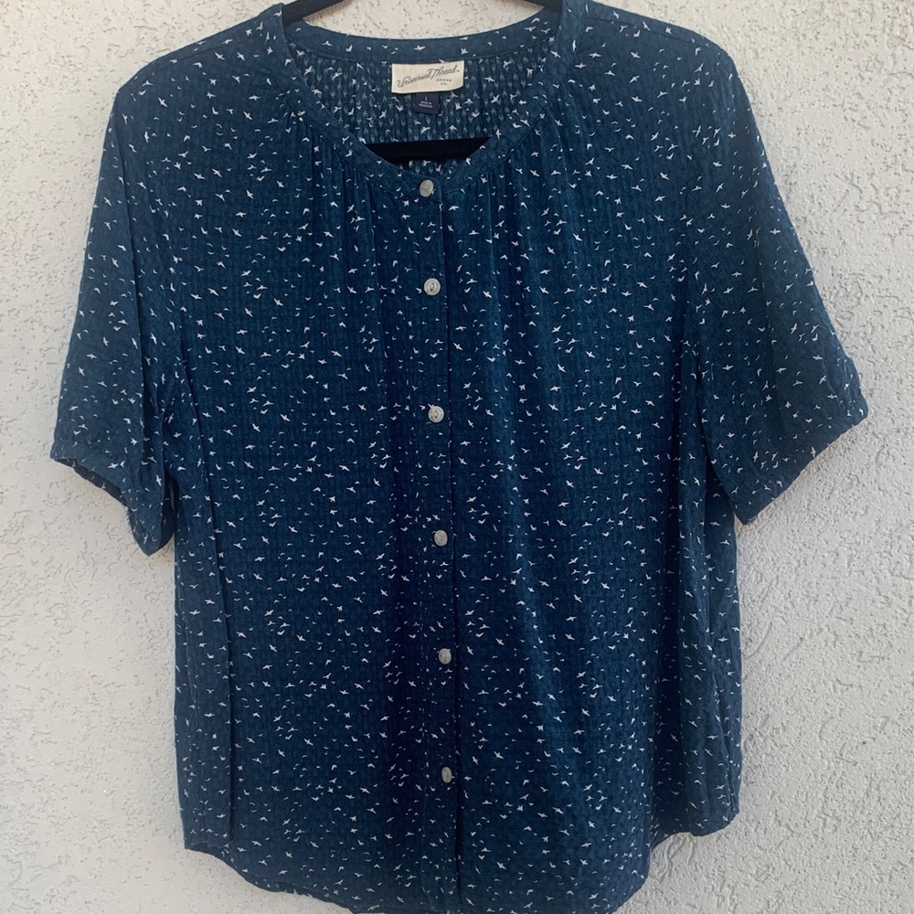 Universal Thread blue with white bird print short sleeve button up blouse